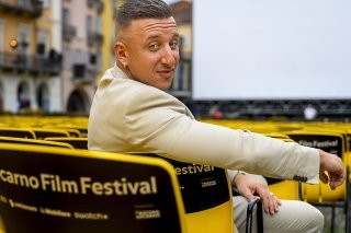 Le réalisateur Basil Da Cunha, vaudois et portugais, est venu présenter son film "Manga D'Terra" au Festival du film de Locarno : il s'agit du seul film suisse retenu en compétition internationale pour le Léopard d'or qui sera décerné. samedi.